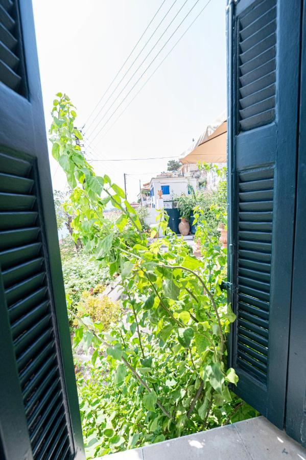Traditional House Under The Clock Tower With Sweet View Poros Town Extérieur photo