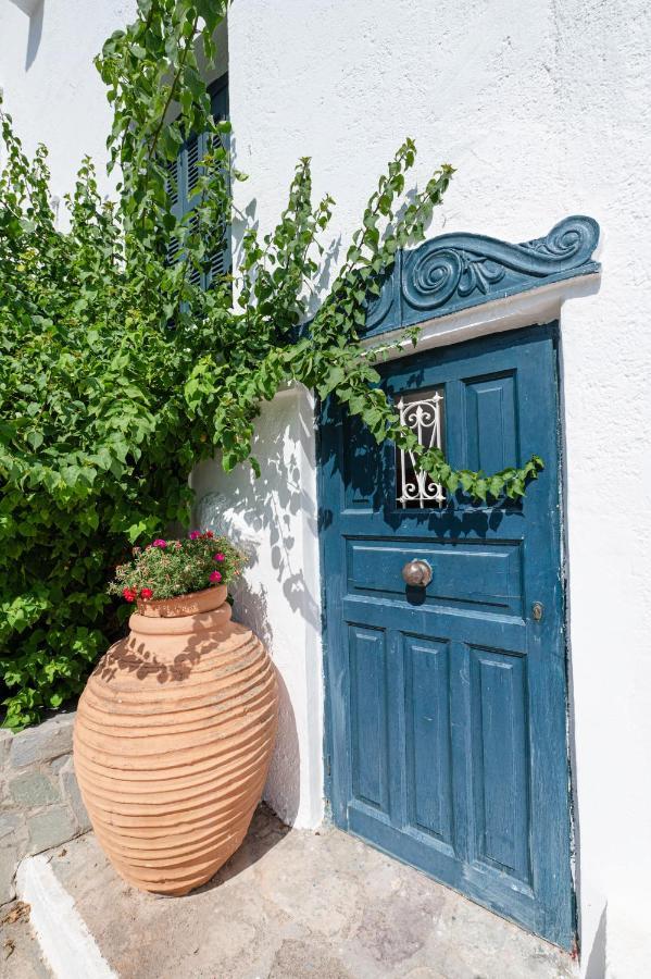 Traditional House Under The Clock Tower With Sweet View Poros Town Extérieur photo