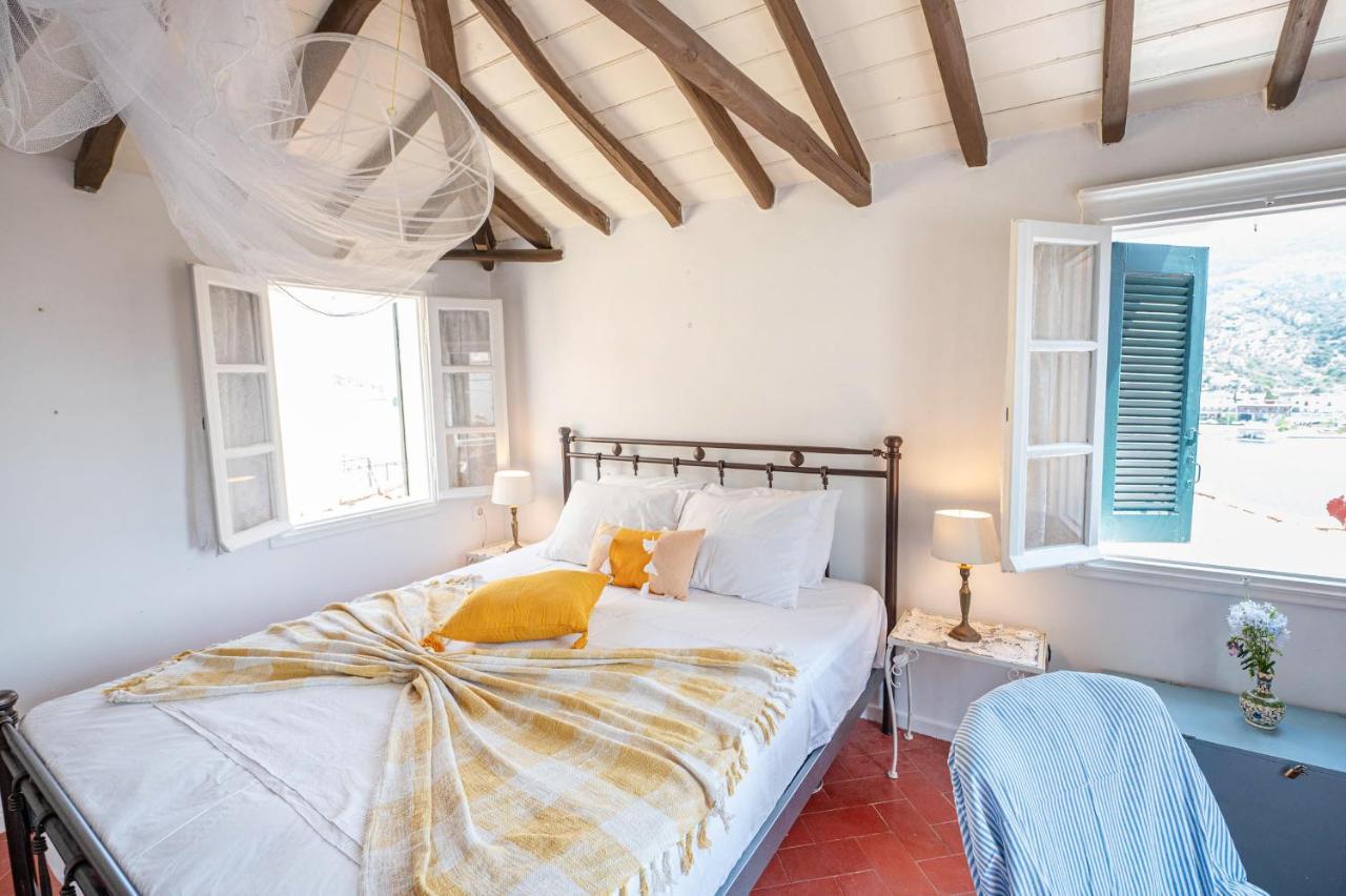 Traditional House Under The Clock Tower With Sweet View Poros Town Extérieur photo