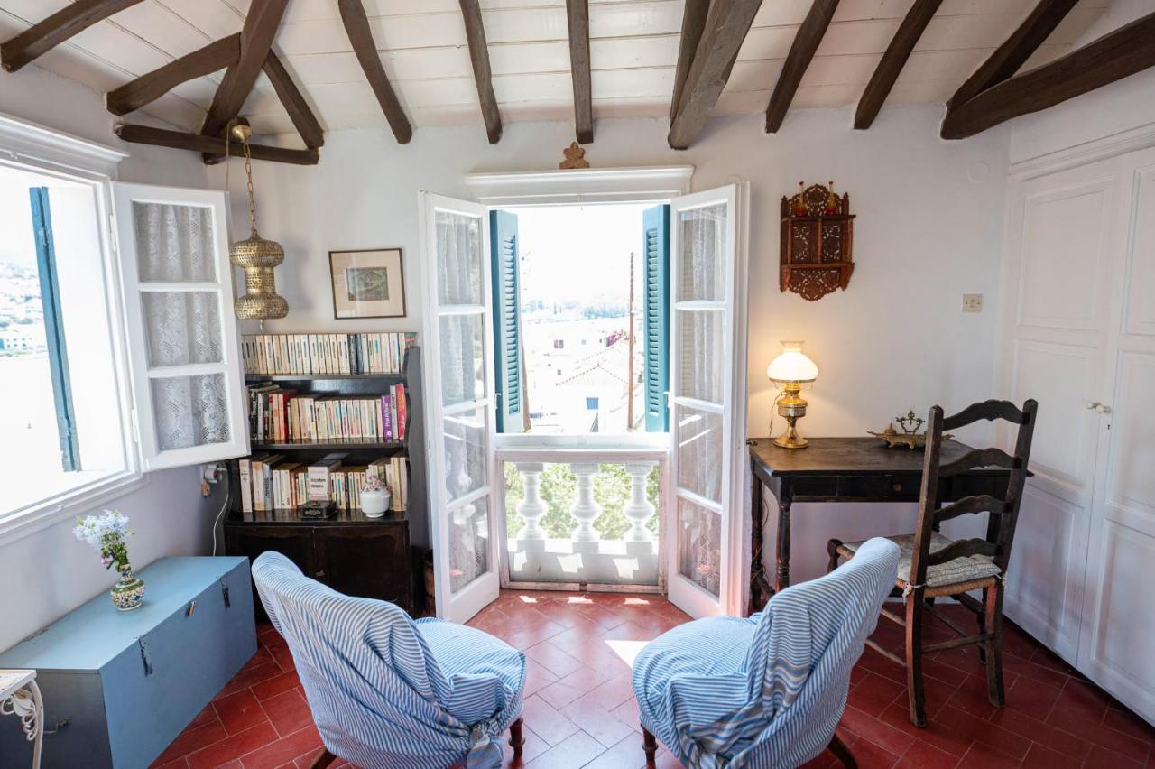 Traditional House Under The Clock Tower With Sweet View Poros Town Extérieur photo