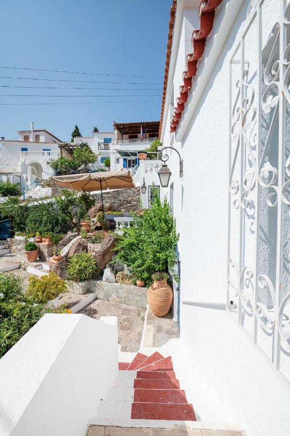 Traditional House Under The Clock Tower With Sweet View Poros Town Extérieur photo