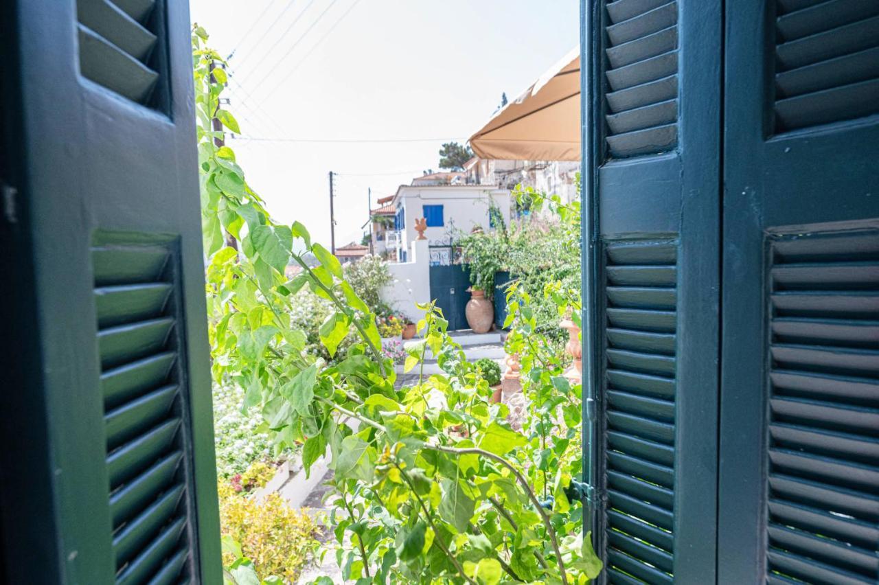 Traditional House Under The Clock Tower With Sweet View Poros Town Extérieur photo