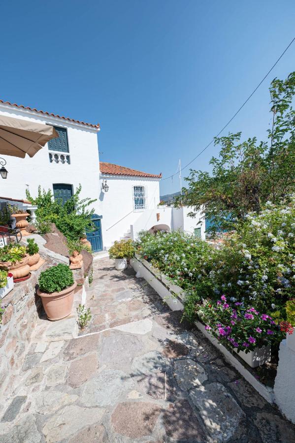 Traditional House Under The Clock Tower With Sweet View Poros Town Extérieur photo