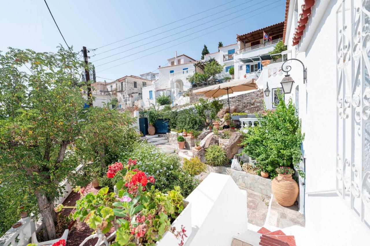 Traditional House Under The Clock Tower With Sweet View Poros Town Extérieur photo