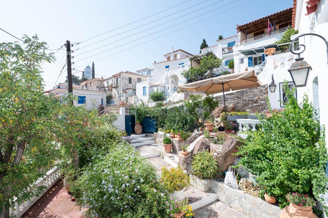 Traditional House Under The Clock Tower With Sweet View Poros Town Extérieur photo