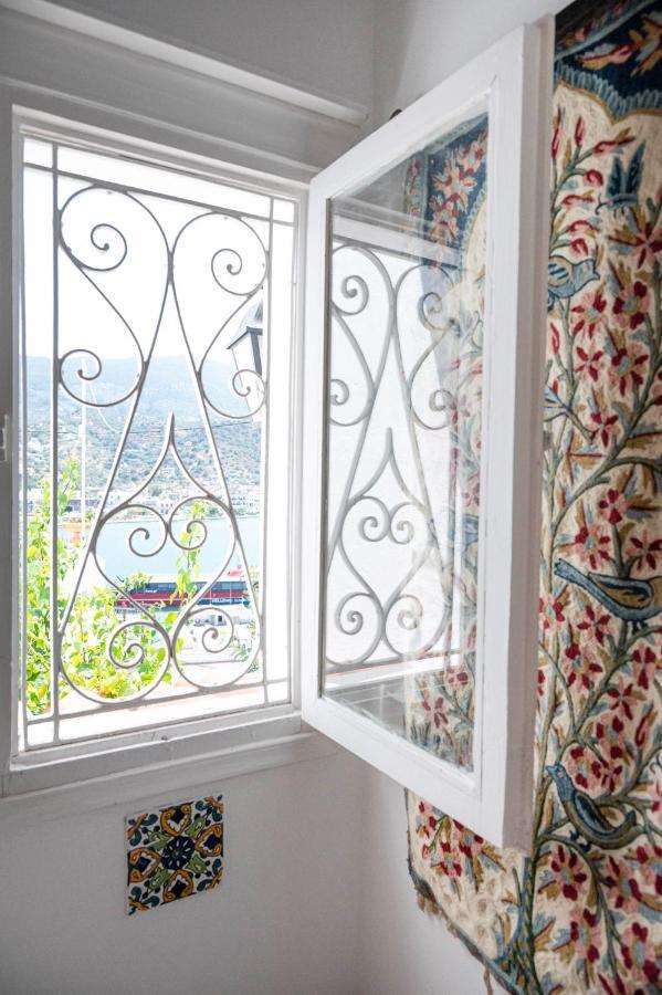 Traditional House Under The Clock Tower With Sweet View Poros Town Extérieur photo