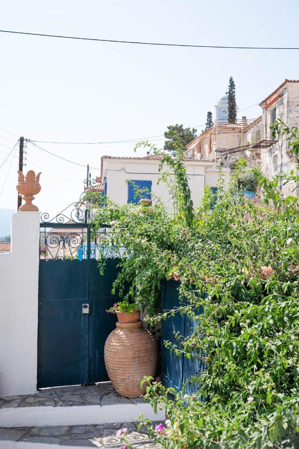 Traditional House Under The Clock Tower With Sweet View Poros Town Extérieur photo