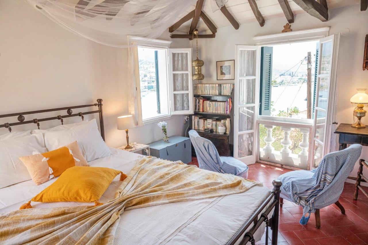 Traditional House Under The Clock Tower With Sweet View Poros Town Extérieur photo