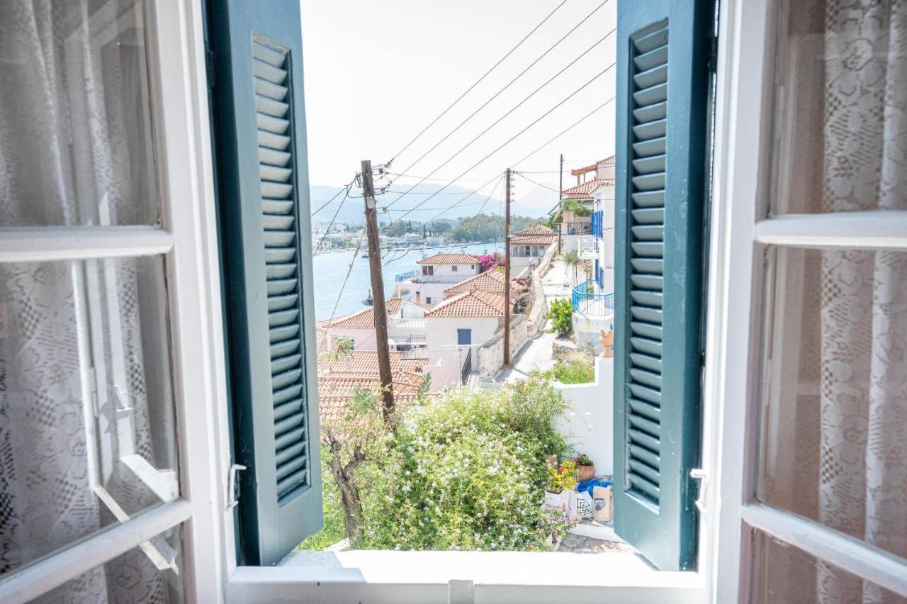 Traditional House Under The Clock Tower With Sweet View Poros Town Extérieur photo