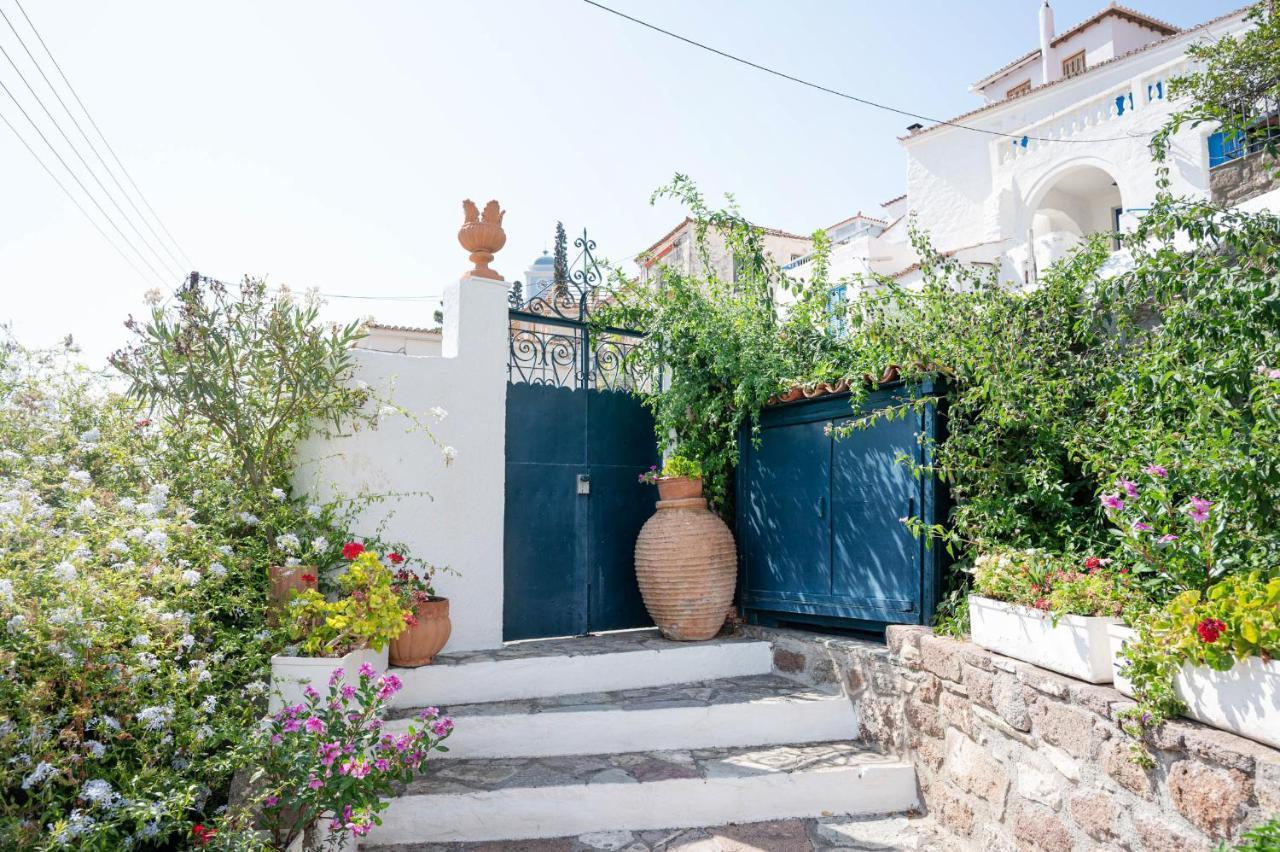 Traditional House Under The Clock Tower With Sweet View Poros Town Extérieur photo